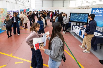 Imágenes de la Muestra de Formación Profesional que se desarrolla en el polideportivo del IES Diego Marín Aguilera.