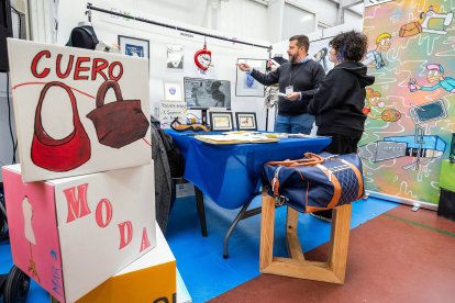 Imágenes de la Muestra de Formación Profesional que se desarrolla en el polideportivo del IES Diego Marín Aguilera.