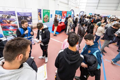 Imágenes de la Muestra de Formación Profesional que se desarrolla en el polideportivo del IES Diego Marín Aguilera.