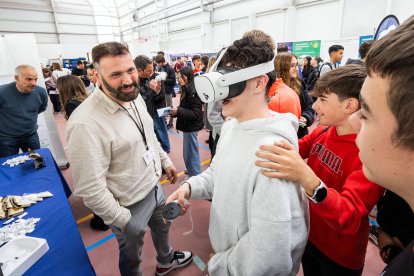 Imágenes de la Muestra de Formación Profesional que se desarrolla en el polideportivo del IES Diego Marín Aguilera.