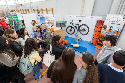 Imágenes de la Muestra de Formación Profesional que se desarrolla en el polideportivo del IES Diego Marín Aguilera.