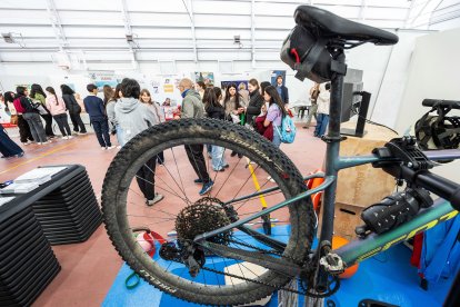 Imágenes de la Muestra de Formación Profesional que se desarrolla en el polideportivo del IES Diego Marín Aguilera.