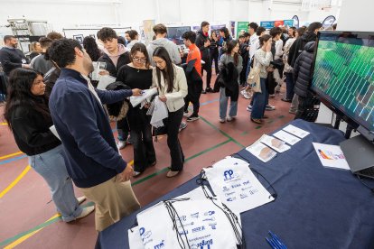 Imágenes de la Muestra de Formación Profesional que se desarrolla en el polideportivo del IES Diego Marín Aguilera.