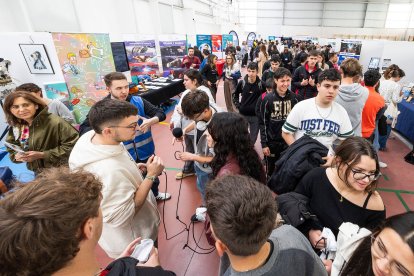 Imágenes de la Muestra de Formación Profesional que se desarrolla en el polideportivo del IES Diego Marín Aguilera.