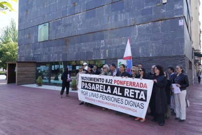 Abogados y procuradores de Ponferrada se concentran ante la sede del Instituto Nacional de la Seguridad Social, para reclamar el desbloqueo de la Proposición no de Ley para la pasarela al Régimen Especial de Trabajadores Autónomos, Reta