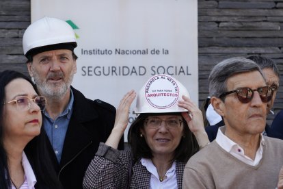 Abogados y procuradores de Ponferrada se concentran ante la sede del Instituto Nacional de la Seguridad Social, para reclamar el desbloqueo de la Proposición no de Ley para la pasarela al Régimen Especial de Trabajadores Autónomos, Reta