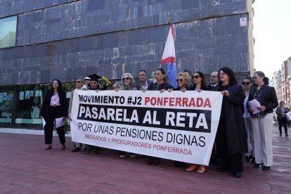 Abogados y procuradores de Ponferrada se concentran ante la sede del Instituto Nacional de la Seguridad Social, para reclamar el desbloqueo de la Proposición no de Ley para la pasarela al Régimen Especial de Trabajadores Autónomos, Reta