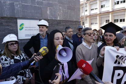 Abogados y procuradores de Ponferrada se concentran ante la sede del Instituto Nacional de la Seguridad Social, para reclamar el desbloqueo de la Proposición no de Ley para la pasarela al Régimen Especial de Trabajadores Autónomos, Reta