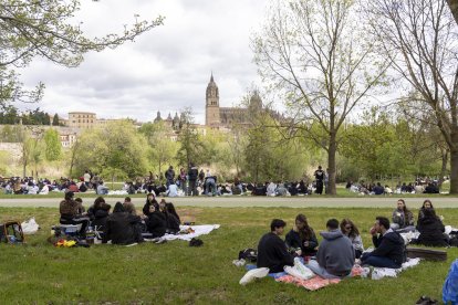Salamanca celebra el tradicional Lunes de Aguas, una de las festividades más arraigadas de la ciudad, con una gran afluencia de personas en el entorno de la ribera del río Tormes.