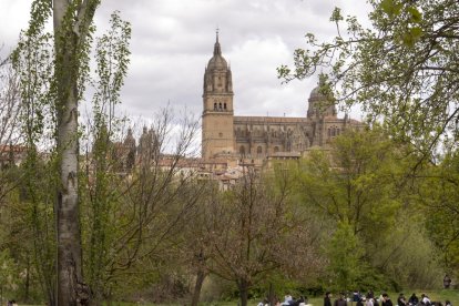 Salamanca celebra el tradicional Lunes de Aguas, una de las festividades más arraigadas de la ciudad, con una gran afluencia de personas en el entorno de la ribera del río Tormes.