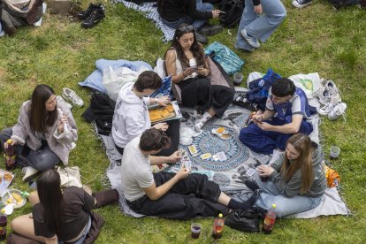 Salamanca celebra el tradicional Lunes de Aguas, una de las festividades más arraigadas de la ciudad, con una gran afluencia de personas en el entorno de la ribera del río Tormes.