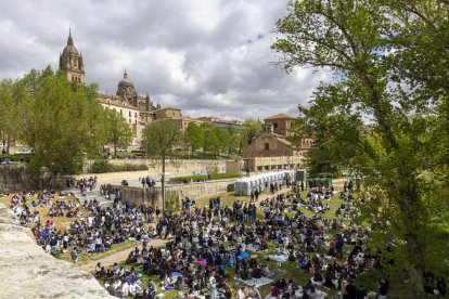 Salamanca celebra el tradicional Lunes de Aguas, una de las festividades más arraigadas de la ciudad, con una gran afluencia de personas en el entorno de la ribera del río Tormes.