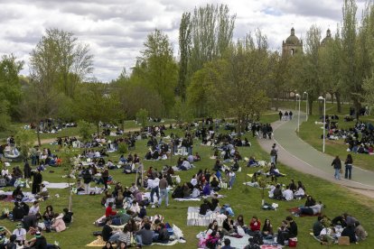 Salamanca celebra el tradicional Lunes de Aguas, una de las festividades más arraigadas de la ciudad, con una gran afluencia de personas en el entorno de la ribera del río Tormes.