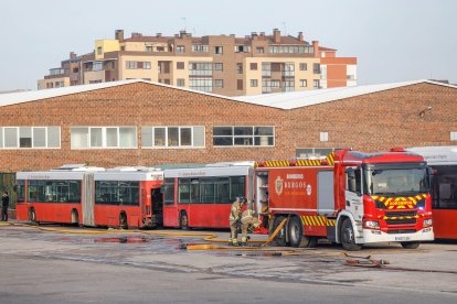 Imagen de los efectos del fuego en las instalaciones de Carretera Poza.