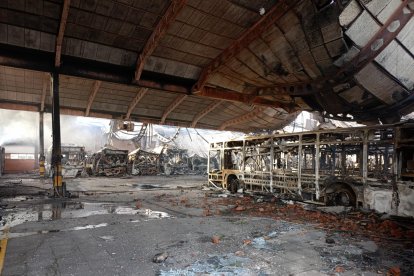 Imagen de los efectos del fuego en las instalaciones de Carretera Poza.