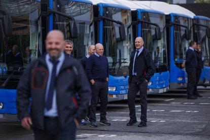 Un grupo de conductores con los autobuses cedidos.
