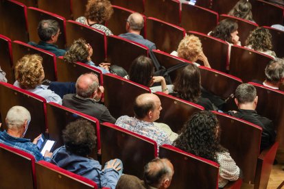 Imágenes de la representación en el Teatro Principal de Miscelánea, una pieza sencilla pero profunda donde Estrella R. aborda aspectos de la salud mental y el afrontamiento del dolor, la duda y el miedo ante la incertidumbre.