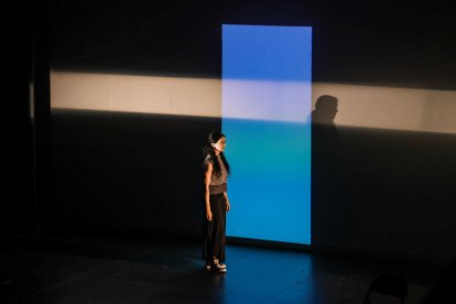 Imágenes de la representación en el Teatro Principal de Miscelánea, una pieza sencilla pero profunda donde Estrella R. aborda aspectos de la salud mental y el afrontamiento del dolor, la duda y el miedo ante la incertidumbre.