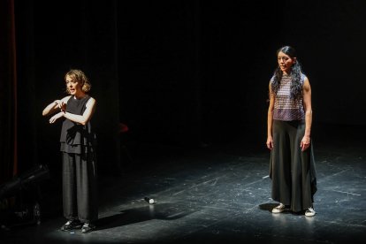 Imágenes de la representación en el Teatro Principal de Miscelánea, una pieza sencilla pero profunda donde Estrella R. aborda aspectos de la salud mental y el afrontamiento del dolor, la duda y el miedo ante la incertidumbre.