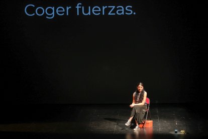 Imágenes de la representación en el Teatro Principal de Miscelánea, una pieza sencilla pero profunda donde Estrella R. aborda aspectos de la salud mental y el afrontamiento del dolor, la duda y el miedo ante la incertidumbre.