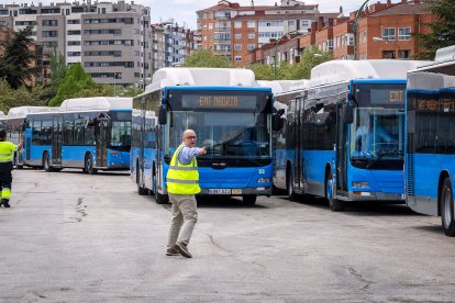 Llegada de los autobuses urbanos de Madrid a Burgos.