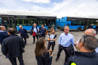 Llegada de los autobuses urbanos de Madrid a Burgos.