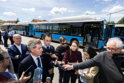 Llegada de los autobuses urbanos de Madrid a Burgos.