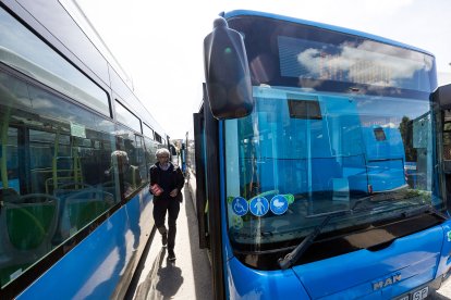 Llegada de los autobuses urbanos de Madrid a Burgos.