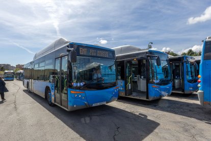 Llegada de los autobuses urbanos de Madrid a Burgos.