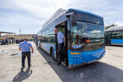Llegada de los autobuses urbanos de Madrid a Burgos.