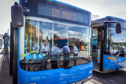 Llegada de los autobuses urbanos de Madrid a Burgos.