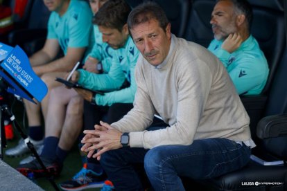 Ramis observa el partido del Burgos sentado en el banquillo del estadio castellonense.
