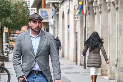 Rubén Martínez, director de la ONCE en Burgos, junto a su perro, Korky