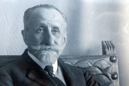 Juan Antonio Cortes, pintor burgalés que ha pasado a la historia por el detalle y testimonio de su archivo de fotografías del Burgos de finales del siglo XIX y principios del XX.