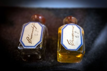 Detalles del medio centenar de artículos del laboratorio donado por la nieta de Juan Antonio Cortés al Archivo Municipal de Burgos.