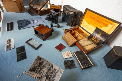 Detalles del medio centenar de artículos del laboratorio donado por la nieta de Juan Antonio Cortés al Archivo Municipal de Burgos.