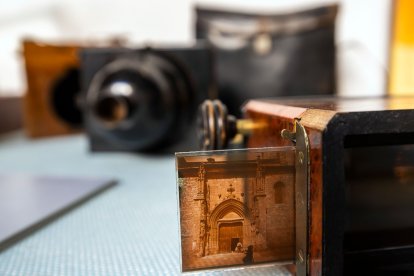 Detalles del medio centenar de artículos del laboratorio donado por la nieta de Juan Antonio Cortés al Archivo Municipal de Burgos.