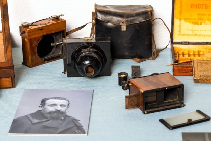 Elementos del Laboratorio de Fotografía de Juan Antonio Cortés a principios del siglo XX.