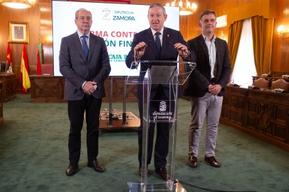 Firma del contrato para el servicio de Oficina Financiera Móvil para la provincia de Zamora