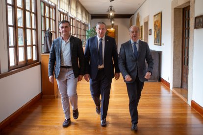 Firma del contrato para el servicio de Oficina Financiera Móvil para la provincia de Zamora