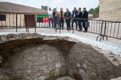 El alcalde de Zamora, Francisco Guarido, y el obispo de Zamora, Fernando Valera, presentan la obra de apertura de la calle entre el Obispado y los jardines del Castillo.