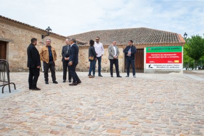 El alcalde de Zamora, Francisco Guarido, y el obispo de Zamora, Fernando Valera, presentan la obra de apertura de la calle entre el Obispado y los jardines del Castillo.