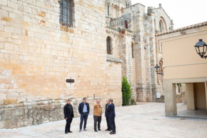El alcalde de Zamora, Francisco Guarido, y el obispo de Zamora, Fernando Valera, presentan la obra de apertura de la calle entre el Obispado y los jardines del Castillo.