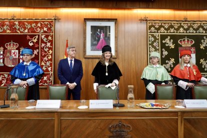 La Universidad de León celebra la festividad de su patrón, san Isidoro en un acto académico en el que se hará entrega de la Medalla Reina Urraca a la presidenta del Tribunal Superior de Justicia de Castilla y León, Ana del Ser, y de la Medalla de Oro a título póstumo al profesor Gerardo Villa.