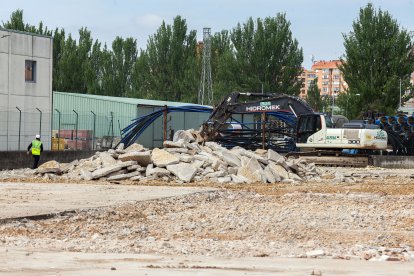 La demolición de la nave donde irá la central energética, en la calle La Lora, está muy avanzada.