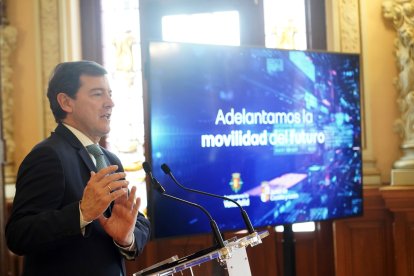 El presidente de la Junta, Alfonso Fernández Mañueco, y el alcalde, Jesús Julio Carnero, participan en el acto de presentación del proyecto de Movilidad Sostenible de Valladolid