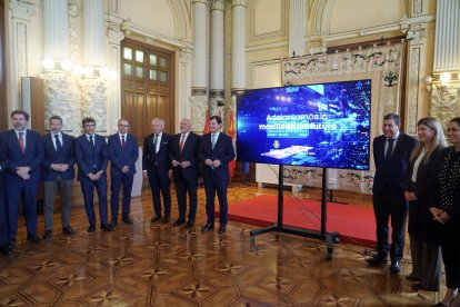 El presidente de la Junta, Alfonso Fernández Mañueco, y el alcalde, Jesús Julio Carnero, participan en el acto de presentación del proyecto de Movilidad Sostenible de Valladolid
