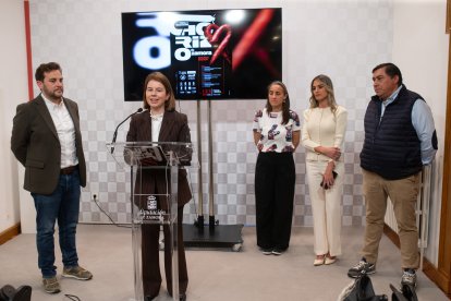 El vicepresidente primero de la Diputación de Zamora y diputado provincial de Educación, Cultura y Turismo, Víctor López, y el presidente y la directora técnica de la Marca de Garantía ‘Chorizo Zamorano’, Manuel Rodríguez y Laura Esteban, respetivamente, presentan la II Feria de Exaltación del Chorizo Zamorano.