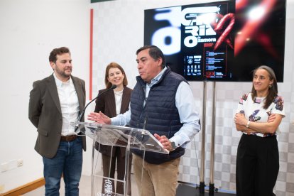 El vicepresidente primero de la Diputación de Zamora y diputado provincial de Educación, Cultura y Turismo, Víctor López, y el presidente y la directora técnica de la Marca de Garantía ‘Chorizo Zamorano’, Manuel Rodríguez y Laura Esteban, respetivamente, presentan la II Feria de Exaltación del Chorizo Zamorano.
