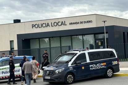 La familia en el momento de entrar en la comisaría